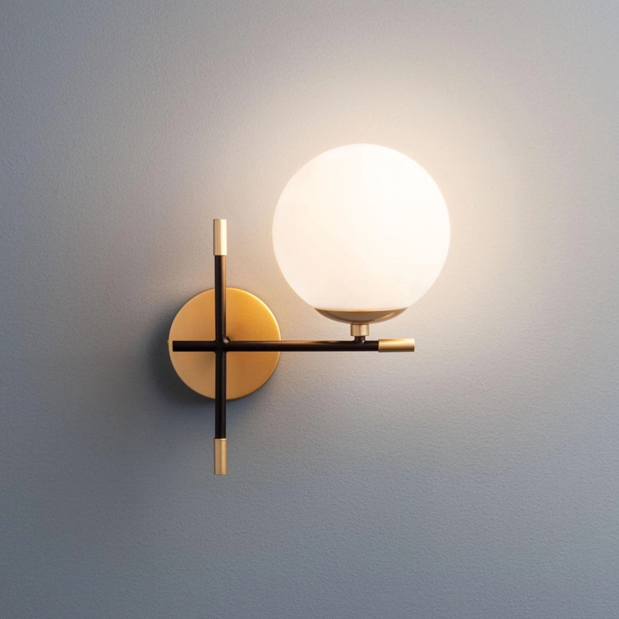 Redo 01-2944 – Vägglampa ESSENTIAL 1xE14/28W/230V rätt